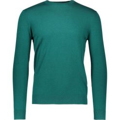 Sweter w kolorze zielonym. Zielone swetry przez głowę męskie marki Benetton, z okrągłym kołnierzem. W wyprzedaży za 58.95 zł.