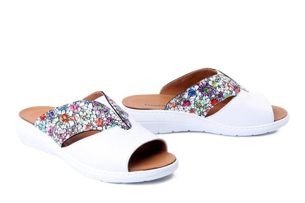 COMFORTABEL 700931-03 weiss, klapki damskie. Białe klapki damskie Comfortabel, bez wzorów, ze skóry, bez obcasa, na koturnie. Za 231.92 zł.
