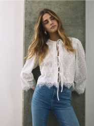 Bluzka z haftowanym wzorem - złamana biel. Bluzki damskie Reserved, l, bez wzorów, z bawełny, bez kołnierzyka, bez ramiączek. Za 149.99 zł.