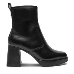 Botki Tamaris. Czarne botki damskie Tamaris, bez obcasa, na słupku, bez zapięcia. Za 359.99 zł.