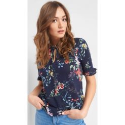 Koszulka w kwiaty. T-shirty damskie marki Orsay. Za 69.99 zł.