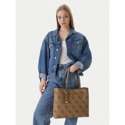 Torebka Guess. Brązowe torebki do ręki damskie Guess, z aplikacjami, bez dodatków. Za 679.99 zł.