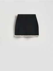 Spódnica mini z dekoracyjnym wykończeniem - czarny. Czarne spódnice damskie Reserved, l, bez wzorów, z dzianiny, mini, proste. Za 109.99 zł.