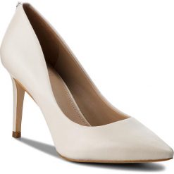 Szpilki GUESS - FLBE74 LEA08 SNOW. Szpilki damskie marki Guess. W wyprzedaży za 329.00 zł.