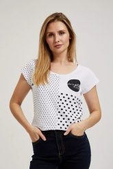 Bluzka ze wzorem koropek i krótkimi rękawami biała. Białe bluzki damskie MOODO, m, bez wzorów, bez kołnierzyka. W wyprzedaży za 24.99 zł.