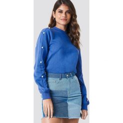 Andrea Hedenstedt x NA-KD Bluza z perłami na rękawie - Blue. Bluzy damskie marki Andrea Hedenstedt x NA-KD. W wyprzedaży za 66.97 zł.