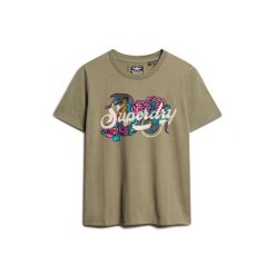 Damska koszulka na co dzień Superdry Tattoo Script. Zielone t-shirty damskie Superdry., bez wzorów, bez kołnierzyka. W wyprzedaży za 130.00 zł.