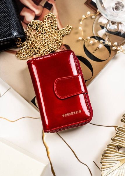 Peterson Czerwony portfel damski z lakierowanej skóry naturalnej na zatrzask - Peterson NoSize. Czerwone portfele damskie Peterson, bez wzorów, ze skóry. Za 99.00 zł.