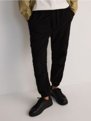 Spodnie cargo jogger - czarny. Czarne spodnie materiałowe męskie Reserved, l, bez wzorów, z bawełny. W wyprzedaży za 69.99 zł.