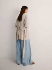 Długi kardigan z wiązaniem - beżowy. Brązowe kardigany damskie Reserved, l, bez wzorów, z dzianiny, długie. W wyprzedaży za 79.99 zł.