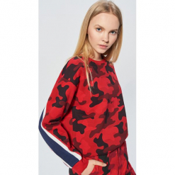 Bluza camo z kolekcji MIX and MATCH - Czerwony. Czerwone bluzy damskie Cropp. Za 89.99 zł.