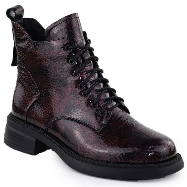 Skórzane botki lakierowane bordowe S.Barski Premium Collection LZ52-954. Czerwone botki damskie S.BARSKI, z lakierowanej skóry, eleganckie, bez obcasa, bez zapięcia. Za 319.99 zł.