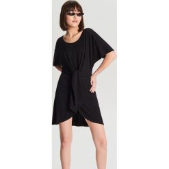 Sukienka z wiązaniem - Czarny. Sukienki damskie Cropp. W wyprzedaży za 29.99 zł.