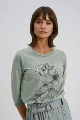 Bluzka z nadrukiem w kwiaty oliwkowa. Zielone bluzki damskie MOODO, bez wzorów, z bawełny, bez kołnierzyka, bez ramiączek. Za 59.99 zł.