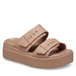 Klapki Crocs. Brązowe klapki damskie Crocs, bez wzorów, bez obcasa. Za 199.99 zł.