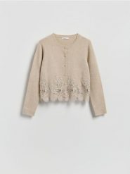 Kardigan z koronkowym wykończeniem - beżowy. Brązowe kardigany damskie Reserved, l, bez wzorów, z dzianiny. Za 139.99 zł.