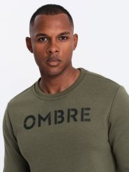 Klasyczna bluza męska dresowa z napisem – ciemnooliwkowa V2 - Rozmiar: XL. Zielone bluzy męskie Ombre Clothing, m, bez wzorów, z bawełny, bez kaptura. Za 159.99 zł.
