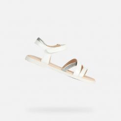 Sandały GEOX J SANDAL KARLY GIRL Biały. Białe sandały damskie Geox, bez wzorów, ze skóry, bez obcasa, bez zapięcia. Za 257.75 zł.