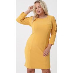 Żółta Sukienka Georgette. Żółte sukienki damskie Born2be, bez wzorów, z dzianiny, bez kołnierzyka, bez ramiączek, maxi, dopasowane. Za 69.99 zł.