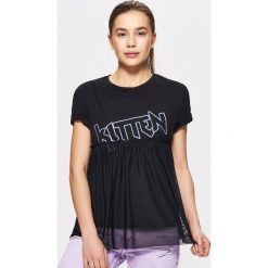 Koszulka z falbaną - Czarny. T-shirty damskie Cropp. W wyprzedaży za 19.99 zł.