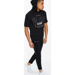BLUZA MĘSKA NIEROZPINANA Z KRÓTKIM RĘKAWEM I NADRUKIEM. Bluzy męskie TOP SECRET. W wyprzedaży za 59.99 zł.