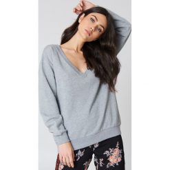NA-KD Basic Bluza basic z dekoltem V - Grey. Szare bluzy damskie NA-KD Basic, z bawełny. Za 60.95 zł.