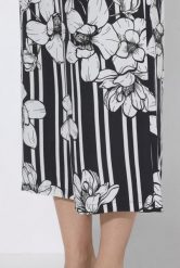 Damskie Spodnie palazzo paski z motywem kwiatów szeroka nogawka elastyczny pas. Czarne spodnie materiałowe damskie Ulla Popken, plus size, bez wzorów, z materiału. Za 191.99 zł.