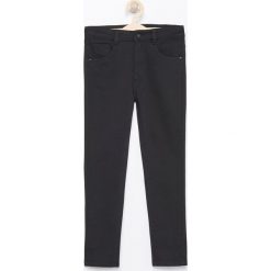 Spodnie slim fit - Czarny. Czarne spodnie materiałowe dla chłopców Reserved, z jeansu. Za 119.99 zł.