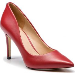 Szpilki GUESS - FLBE74 LEA08 LRED. Szpilki damskie marki Guess. W wyprzedaży za 349.00 zł.