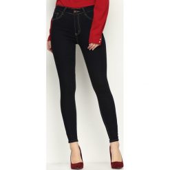 Granatowe Jeansy Apart. Jeansy damskie marki Born2be. Za 14.99 zł.