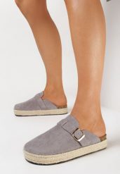Szare Klapki Mule w Stylu Chodaków z Plecioną Podeszwą Esinna. Szare klapki damskie Born2be, bez wzorów, eleganckie, bez obcasa, na płaskiej podeszwie. Za 74.99 zł.