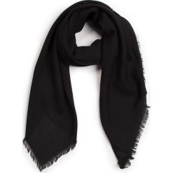Chusta CALVIN KLEIN - Monogram Jaquard Scarf K60K605143 001. Szaliki i chusty damskie marki Calvin Klein. Za 229.00 zł.
