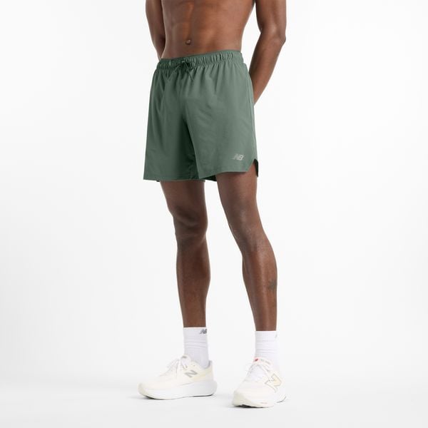 Spodenki męskie New Balance MS41283DKJ – zielone. Zielone krótkie spodenki sportowe męskie New Balance, l, bez wzorów, z elastanu, na fitness i siłownię. Za 199.99 zł.