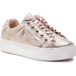 Sneakersy GUESS - Mezra FL5MEZ LEL12 PLATI GOLD. Czerwone półbuty damskie Guess, z aplikacjami, z materiału, bez obcasa, na koturnie, bez zapięcia. W wyprzedaży za 329.00 zł.