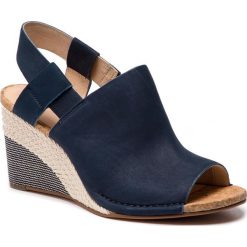 Espadryle CLARKS - Spiced Bay 261413304 Navy Combi. Niebieskie klapki damskie Clarks, bez wzorów, z nubiku, bez obcasa, na obcasie. W wyprzedaży za 299.00 zł.