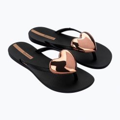 Japonki damskie Ipanema Maxi Fashion. Czarne klapki damskie Ipanema, bez wzorów, z materiału, eleganckie, bez obcasa. Za 94.99 zł.