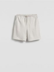 Szorty jogger regular fit - złamana biel. Szorty męskie Reserved, l, bez wzorów, z bawełny. W wyprzedaży za 89.99 zł.