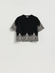 T-shirt z ozdobnym haftem - czarny. Czarne t-shirty damskie Reserved, l, bez wzorów, z bawełny, bez kołnierzyka. Za 89.99 zł.