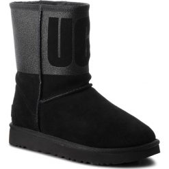 Buty UGG - W Classic Short 1096472 W/Blk. Czarne kozaki damskie UGG, ze skóry, bez obcasa. W wyprzedaży za 609.00 zł.