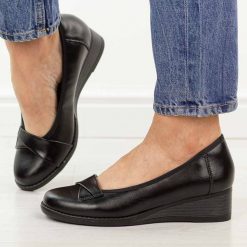 Czarne skórzane czółenka damskie na koturnie Vinceza 18136. Czarne czółenka damskie VINCEZA, bez wzorów, z jeansu, biznesowe, z okrągłym noskiem, bez obcasa, na koturnie, bez zapięcia. W wyprzedaży za 192.72 zł.