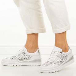 Białe skórzane ażurowe półbuty damskie Filippo Dp7677/26. Białe półbuty damskie Filippo, na jesień, w ażurowe wzory, z jeansu, klasyczne, z okrągłym noskiem, bez obcasa, na koturnie, bez zapięcia. W wyprzedaży za 227.92 zł.