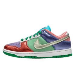 Buty do chodzenia dla dorosłych Nike Dunk Low Sunset Pulse. Białe obuwie sportowe damskie Nike, bez wzorów, z materiału, do biegania. Za 1,762.83 zł.