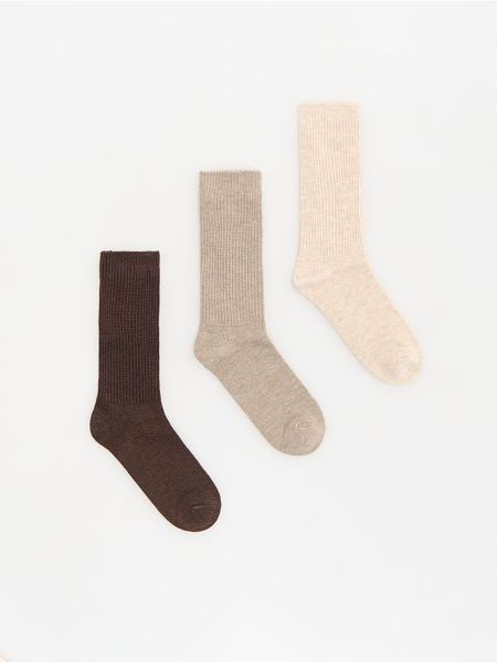 Długie skarpety 3 pack - brązowy. Brązowe skarpety damskie Reserved, bez wzorów. Za 49.99 zł.