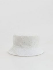 Kapelusz bucket hat z haftem - złamana biel. Czapki i kapelusze damskie Reserved, bez wzorów. Za 79.99 zł.