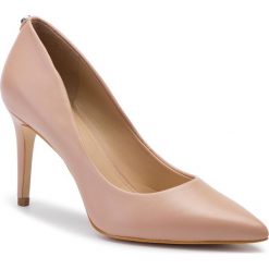 Szpilki GUESS - Bennie11 FL7B11 LEA08 NUDE. Brązowe półbuty damskie Guess, z aplikacjami, ze skóry ekologicznej, bez obcasa, bez zapięcia. Za 579.00 zł.