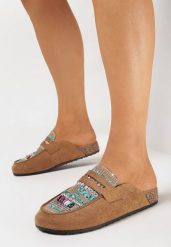 Ciemnobeżowe Klapki Mule na Korkowej Podeszwie Ozdobione Koralikami Enoria. Brązowe klapki damskie Born2be, bez wzorów, boho, bez obcasa, na płaskiej podeszwie. Za 79.99 zł.
