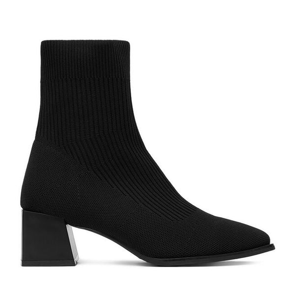 Botki DeeZee. Czarne botki damskie DeeZee, bez obcasa, na słupku, bez zapięcia. Za 129.99 zł.