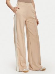 Guess Spodnie materiałowe V6YB26 K5139 Beżowy Relaxed Fit. Brązowe spodnie materiałowe damskie Guess, m, z aplikacjami, z bawełny. Za 434.99 zł.