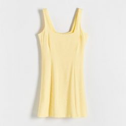 Sukienka mini z wiskozy - jasnożółty. Żółte sukienki damskie Reserved, l, bez wzorów, z tkaniny, klasyczne, bez kołnierzyka, bez ramiączek, mini. W wyprzedaży za 59.99 zł.