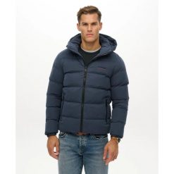 Kurtka z kapturem Superdry. Niebieskie kurtki męskie Superdry., na zimę, m, bez wzorów, z mikrofibry, eleganckie, z kapturem. Za 638.00 zł.